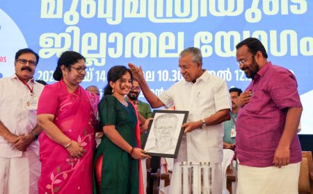 ആദ്യമായി മുഖ്യമന്ത്രിയെ നേരിൽ കാണാനും ചിത്രം വരച്ച് നൽകാനും കഴിഞ്ഞതിന്റെ സന്തോഷത്തിലാണ് ആർദ്ര