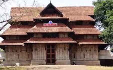 തൃശൂർ വടക്കുംനാഥ ക്ഷേത്രത്തിലെ ശ്രീകോവിലിനുള്ളിൽ സ്ത്രീ പ്രവേശിച്ചത് വിവാദമായിരിക്കുകയാണ്