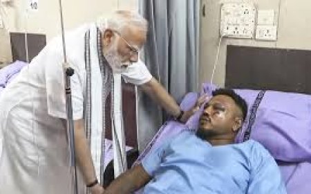 വിമാനാപകടത്തിൽ പരിക്കേറ്റവരെ പ്രധാനമന്ത്രി നരേന്ദ്ര മോഡി ആശുപത്രിയിൽ  സന്ദർശിച്ചു