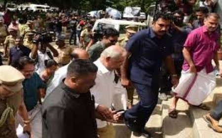 ഗവര്‍ണര്‍ പങ്കെടുത്ത പരിപാടിയില്‍ വീണ്ടും കാവിക്കൊടിയേന്തിയ 'ഭാരതാംബ' ചിത്രം. പ്രതിഷേധം ശക്തം