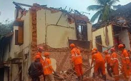 തൃശൂര്‍ കൊടകരയില്‍ പഴയ ഇരുനിലകെട്ടിടം ഇടിഞ്ഞ് വീണ്‌ മൂന്ന്  ഇതര സംസ്ഥാന തൊഴിലാളികൾ മരിച്ചു