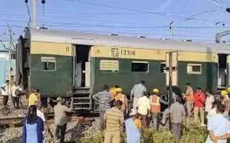 ആരക്കോണം-കാട്പാടി മെമു പാസഞ്ചർ ട്രെയിനിന്റെ പാളം തെറ്റിയതായി സൂചന