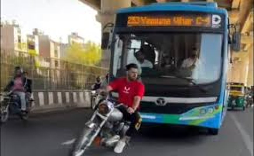 ഡൽഹിയിൽ അപകടകരമായ രീതിയിൽ ബൈക്ക് ഓടിച്ചു. ട്രാൻസ്പോർട്ട് കോർപ്പറേഷൻ വാഹനം പിടിച്ചെടുത്തു