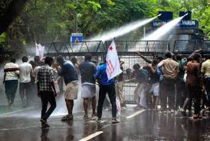 ഗവർണറെ ഭരണഘടന പഠിപ്പിക്കും: ഗവർണർക്കെതിരെ എസ്എഫ്ഐ രാജ്ഭവനിലേക്ക് പ്രതിഷേധ മാർച്ച് നടത്തി