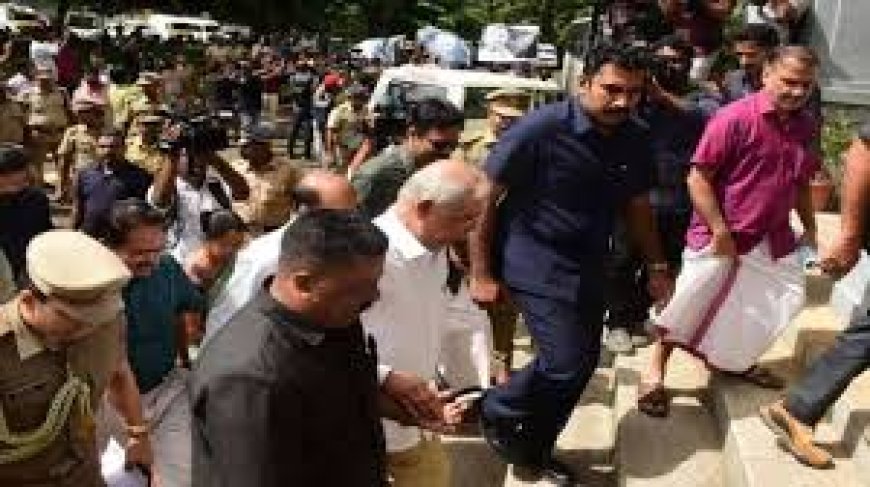 ഗവര്‍ണര്‍ പങ്കെടുത്ത പരിപാടിയില്‍ വീണ്ടും കാവിക്കൊടിയേന്തിയ 'ഭാരതാംബ' ചിത്രം. പ്രതിഷേധം ശക്തം