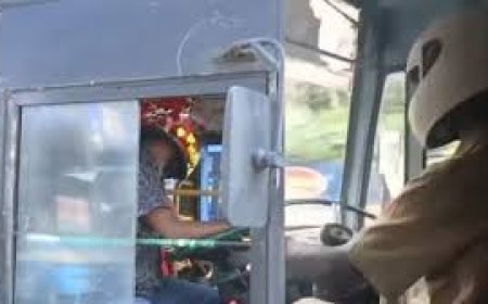 കല്ലേറ് കൊള്ളേണ്ട: പണിമുടക്ക് ദിനത്തിൽ ഹെൽമെറ്റ് ധരിച്ച്  ബസ് ഓടിച്ച ഡ്രൈവറുടെ ചിത്രം സോഷ്യൽ മീഡിയയിൽ വൈറലായി