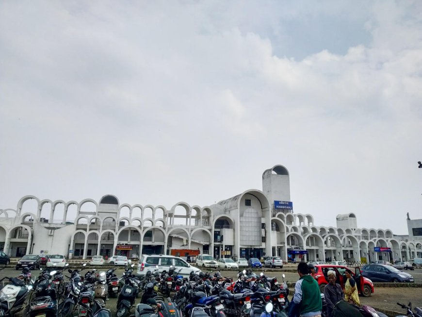 ഹബീബ്ഗഞ്ച് റെയിൽവേ സ്റ്റേഷനിലെ സൗകര്യങ്ങൾ വിമാനത്താവളത്തിന് സമാനമായ അനുഭവം നൽകുന്നു