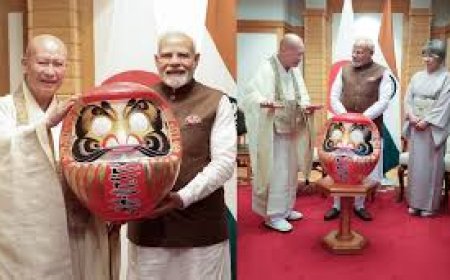 രണ്ട് ദിവസത്തെ ജപ്പാൻ സന്ദർശന വേളയിൽ പ്രധാനമന്ത്രി നരേന്ദ്ര മോദിക്ക് ദരുമ പാവ സമ്മാനിച്ചു ക്ഷേത്രത്തിലെ മുഖ്യ പുരോഹിതൻ