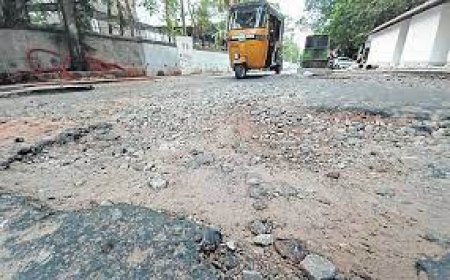 പൊട്ടിപൊളിഞ്ഞ റോഡിലൂടെയുള്ള സഞ്ചാരം, ദുരിതത്തിലായി കണ്ണമ്മൂല അയ്യൻ‌കാളിനിവാസികൾ