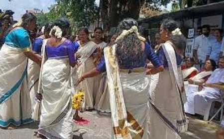 കേരളത്തിലെ ആശാ തൊഴിലാളികൾ തിരുവനന്തപുരത്തെ സെക്രട്ടേറിയറ്റിന് മുന്നിൽ, വളരെ വ്യത്യസ്തമായ  വിരുന്ന് നടത്തി.