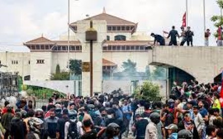 നേപ്പാളിലെ ആയിരക്കണക്കിന് പ്രതിഷേധക്കാർ പാർലമെന്റിലേക്ക് മാർച്ച് നടത്തി