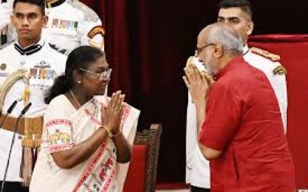 രാഷ്ട്രപതി ഭവനിൽ വെച്ച് ഇന്ത്യയുടെ 15-ാമത് ഉപരാഷ്ട്രപതിയായി സി.പി. രാധാകൃഷ്ണൻ സത്യപ്രതിജ്ഞ ചെയ്തു