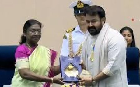 ദാദാ സാഹേബ് ഫാൽക്കേ പുരസ്കാരം രാഷ്ട്രപതി ദ്രൗപദി മുർമുവിൽ നിന്ന് മോഹൻലാൽ ഏറ്റുവാങ്ങി