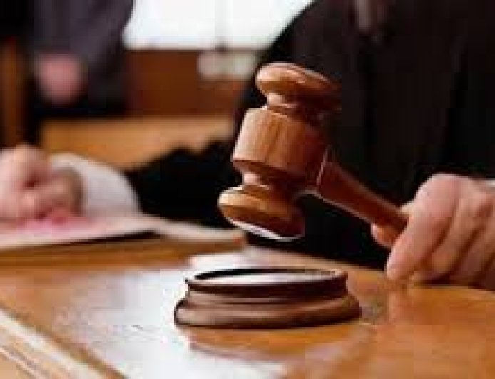 11 വർഷം മുമ്പ് വിദ്യാർത്ഥികളെ  ലൈംഗികമായി പീഡിപ്പിച്ചതിന്  കേരളത്തിലെ പ്രൊഫസറിനെതിരെ കേസെടുത്തു