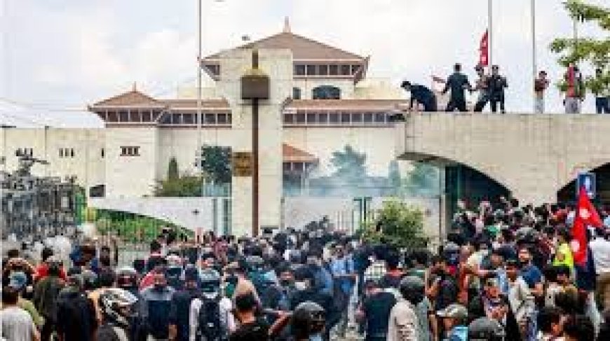 നേപ്പാളിലെ ആയിരക്കണക്കിന് പ്രതിഷേധക്കാർ പാർലമെന്റിലേക്ക് മാർച്ച് നടത്തി
