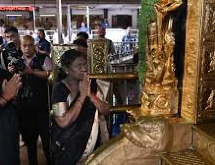 ഇരുമുടിക്കെട്ടുമായി പതിനെട്ടാംപടി ചവിട്ടി അയ്യപ്പ ദർശനം പൂർത്തിയാക്കി രാഷ്‌ട്രപതി ദ്രൗപതി മുർമു