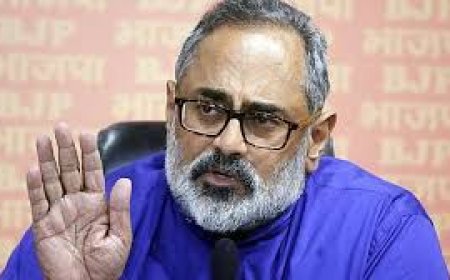 സ്കൂൾ വിദ്യാർത്ഥികൾ ആർ‌എസ്‌എസ് ഗാനം ആലപിച്ചതിനെച്ചൊല്ലിയുള്ള വിവാദം കമ്മ്യൂണിസ്റ്റ് സർക്കാർ നിർമ്മിച്ചതാണ് എന്ന്  രാജീവ് ചന്ദ്രശേഖർ