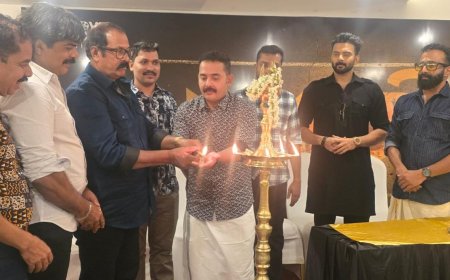 സീമന്ത് ഉളിയിൽ സംവിധാനം ചെയ്യുന്ന "പ്രതി"എന്ന ചിത്രത്തിന്റെ പൂജ കോഴിക്കോട് നെക്സ്റ്റേ കസബ ഇൻ ഹോട്ടലിൽ വച്ച് നടന്നു