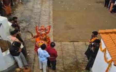 തെയ്യത്തിന്റെ അടിയേറ്റ് യുവാവിന്റെ ബോധം പോയി