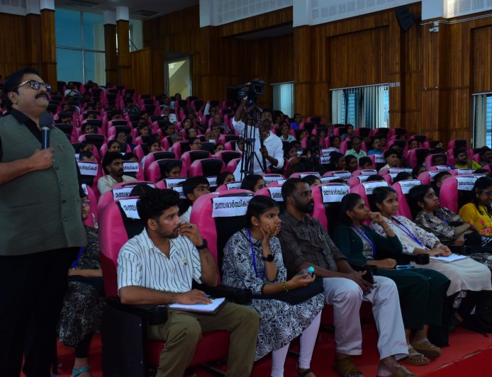 സ്‌റ്റേറ്റ് ലൈബ്രറി കൗണ്‍സിലിന്റെ വായനോത്സവത്തില്‍ ഗ്രാന്റ്മാസ്റ്റര്‍ ജി.എസ്.പ്രദീപ് മെഗാ ക്വിസ് പ്രോഗ്രാം നയിക്കുന്നു.