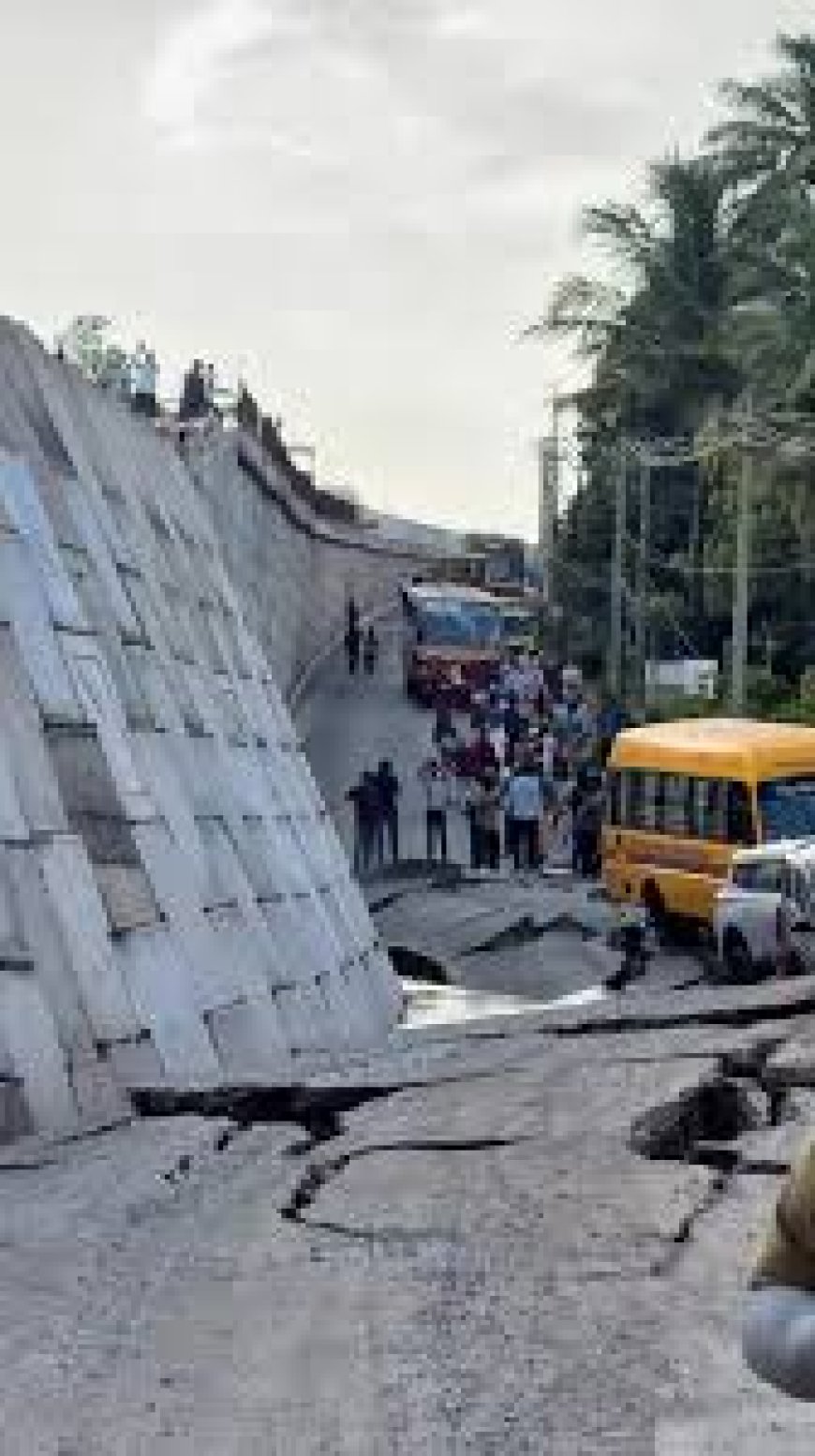 കൊല്ലത്തു മൈലക്കാട് ദേശീയ പാത തകർന്നു. ഗതാഗതം പൂർണമായി നിയന്ത്രിച്ചിരിക്കുന്നു