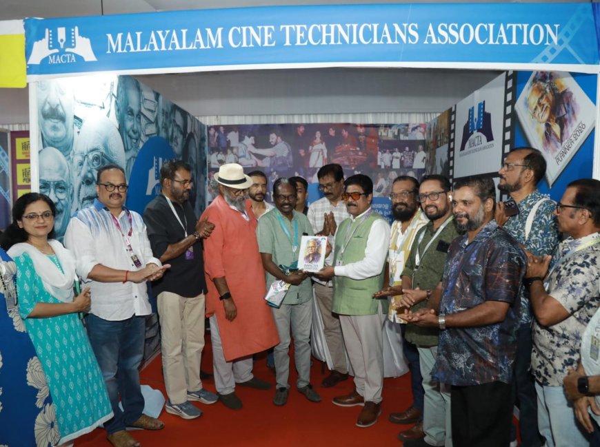 മാക്ട ഈ വർഷം പുറത്തിറക്കുന്ന ഇയർ പ്ലാനറിന്റെ പ്രകാശനം കർമം, പ്രസിദ്ധ ചലച്ചിത്ര സംവിധായകൻ ഡോക്ടർ ബിജു, ബേബി മാത്യു സോമ തീരത്തിന് നൽകി നിർവ്വഹിച്ചു