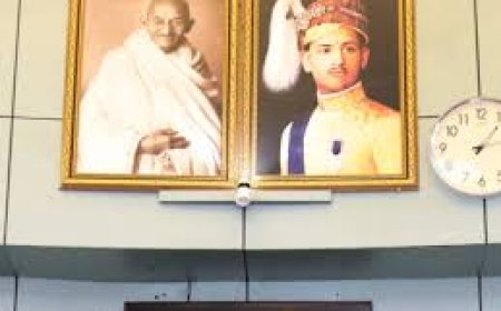 എൽഡിഎഫ് ഭരണസമിതി കോർപറേഷൻ കൗൺസിൽ ഹാളിൽനിന്ന് ഒഴിവാക്കിയ ചിത്തിര തിരുനാൾ ബാലരാമവർമയുടെ ചിത്രം തിരിച്ചുവച്ച് ബിജെപി