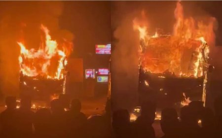കോതമംഗലം മൂന്നാർ റോഡിലെ ഊന്നുകൽ തലക്കോടിന് സമീപം ടൂറിസ്റ്റ് ബസിന് തീപിടിച്ചു