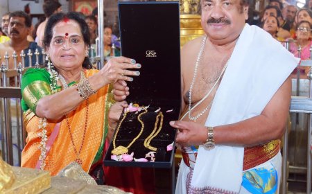 കണ്ണന് കാണിക്കയായി  രണ്ട് പൊന്നിൻ മാലകൾ