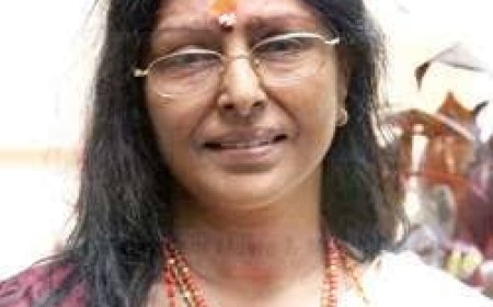 സംസ്ഥാന ചലച്ചിത്ര പുരസ്‌കാരം നടി ശാരദക്ക്മുഖ്യമന്ത്രി പിണറായി വിജയൻ സമ്മാനിച്ചു