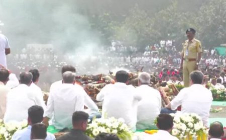 വിമാനാപകടത്തിൽ മരിച്ച മഹാരാഷ്ട്ര ഉപമുഖ്യമന്ത്രി അജിത് പവാറിന് കണ്ണീരോടെ വിട നൽകി ബാരാമതി