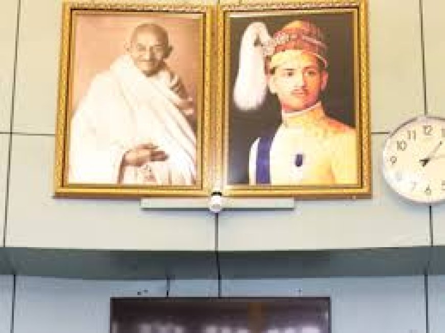 എൽഡിഎഫ് ഭരണസമിതി കോർപറേഷൻ കൗൺസിൽ ഹാളിൽനിന്ന് ഒഴിവാക്കിയ ചിത്തിര തിരുനാൾ ബാലരാമവർമയുടെ ചിത്രം തിരിച്ചുവച്ച് ബിജെപി
