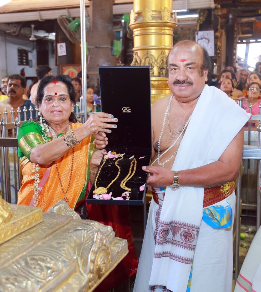 കണ്ണന് കാണിക്കയായി  രണ്ട് പൊന്നിൻ മാലകൾ