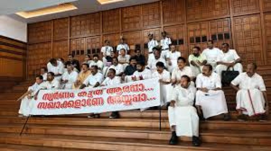 സഭക്ക് പുറത്തു പ്രതിഷേധവുമായി പ്രതിപക്ഷം