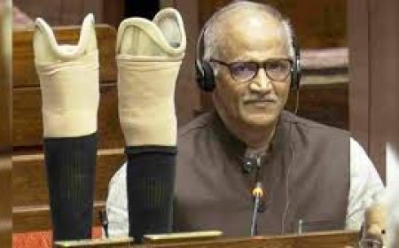 തന്റെ വെപ്പുകാലുകൾ മേശപ്പുറത്ത് വെച്ചുകൊണ്ട് സിപിഎമ്മിനെതിരെ പ്രസംഗിച്ച് സി സദാനന്ദൻ മാസ്റ്റർ