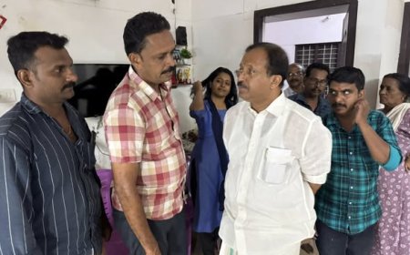 പൗഡിക്കോണത്ത്‌ അന്തരിച്ച സതീഷിന്റെ  വീട്ടിലെത്തി കുടുംബത്തിന്റെ ദുഃഖത്തിൽ പങ്കുചേർന്നു വി മുരളീധരൻ