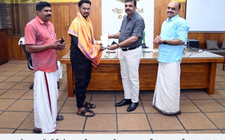 ഇരവിപുരം കുന്നത്ത് കാവിനു് സമീപം വീട്ടിൽ പ്രസവിച്ച അമ്മയെയും കുഞ്ഞിനേയും സമയോചിതമായി രക്ഷിച്ച ആംബുലൻസ് ഡ്രൈവർ രാഹുലിനെ ജില്ലാ കലക്ടർ അനുമോദിച്ചു.