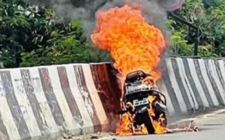 സ്റ്റാർട്ട് ചെയ്യുന്നതിനിടെ തീ പടർന്നു് ബൈക്ക് കത്തി നശിച്ചു.