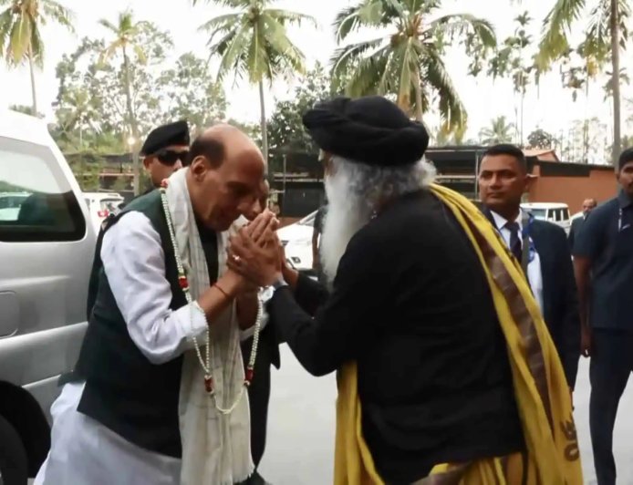 ഇഷ യോഗ സെന്ററിൽ സംഘടിപ്പിച്ച മഹാശിവരാത്രി ആഘോഷം പ്രതിരോധ മന്ത്രി രാജ്‌നാഥ് സിംഗ് ഉദ്‌ഘാടനം ചെയ്തു