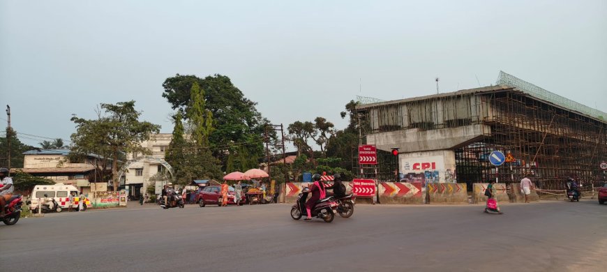 ഹരിപ്പാട് താലൂക്ക് ആശുപത്രിയെ ശ്വാസംമുട്ടിച്ച് ദേശീയപാത വികസനം;തൂണിലുള്ള ഉയരപ്പാത ഒഴിവാക്കുന്നതിൽ പ്രതിഷേധം;മതിൽ കെട്ടി റോഡ് ഉയർത്താനുള്ള നീക്കത്തിൽ ജനരോഷം ശക്തം ബി.പത്മകുമാര്‍ഹരിപ്പാട്