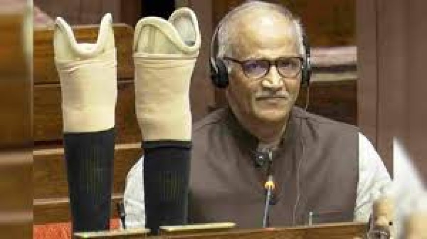 തന്റെ വെപ്പുകാലുകൾ മേശപ്പുറത്ത് വെച്ചുകൊണ്ട് സിപിഎമ്മിനെതിരെ പ്രസംഗിച്ച് സി സദാനന്ദൻ മാസ്റ്റർ