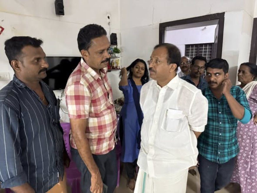 പൗഡിക്കോണത്ത്‌ അന്തരിച്ച സതീഷിന്റെ  വീട്ടിലെത്തി കുടുംബത്തിന്റെ ദുഃഖത്തിൽ പങ്കുചേർന്നു വി മുരളീധരൻ