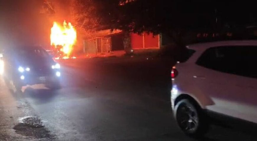 പത്തിരിപ്പാലയിൽ ഓടിക്കൊണ്ടിരുന്ന ലോറിക്ക് തീപിടിച്ചു: ഡ്രൈവറും സഹായിയും അത്ഭുതകരമായി രക്ഷപ്പെട്ടു.