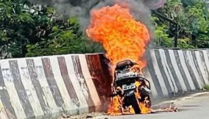 സ്റ്റാർട്ട് ചെയ്യുന്നതിനിടെ തീ പടർന്നു് ബൈക്ക് കത്തി നശിച്ചു.