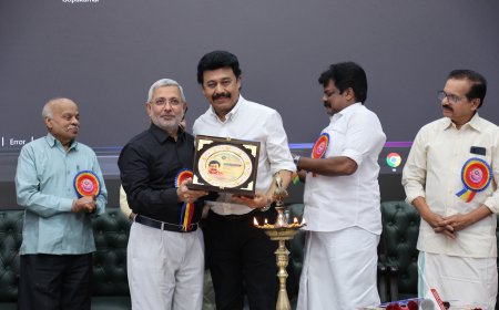 ആറാട്ടുപുഴ വേലായുധ പണിക്കർ സ്മാരക കലാശ്രേഷ്ഠ പുരസ്കാരം ചലച്ചിത്ര സംവിധായകൻ വിനയന് നൽകി