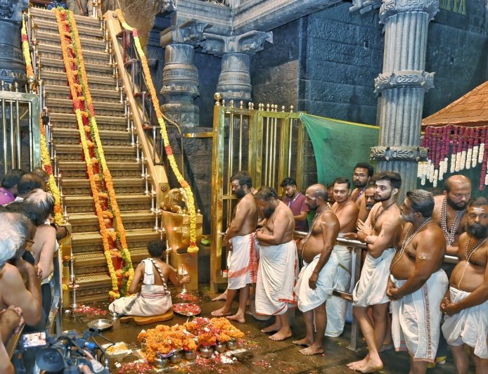 ശബരിമലയിൽ ഒരു ദിവസം ഒരു പടിപൂജ മാത്രമേ നടത്താൻ കഴിയൂ എന്ന് തന്ത്രി കണ്ഠരര് മഹേഷ് മോഹനര്