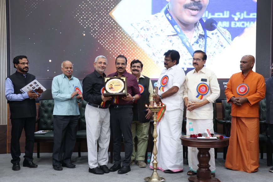 ജോണി ലൂക്കോസിന് വക്കം മൗലവി ഫ്രീഡം ഓഫ് പ്രസ് അവാർഡ് നൽകി