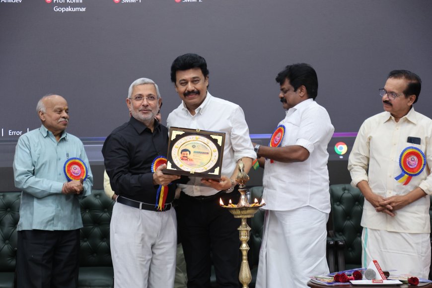 ആറാട്ടുപുഴ വേലായുധ പണിക്കർ സ്മാരക കലാശ്രേഷ്ഠ പുരസ്കാരം ചലച്ചിത്ര സംവിധായകൻ വിനയന് നൽകി
