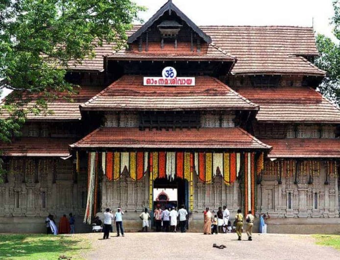 വടക്കും നാഥ ക്ഷേത്രത്തിലെ ശ്രീലകത്തെ നെയ്മല ഇടിഞ്ഞാൽ എന്തെങ്കിലും അത്യാഹിതം ദേശത്തുണ്ടാകുമെന്നാണ്  വിശ്വാസം