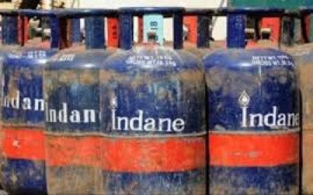വാണിജ്യ എൽപിജി സിലിണ്ടറിന്റെ വില കുത്തനെ കൂട്ടി. 993 രൂപയാണ് വർധിപ്പിച്ചത്